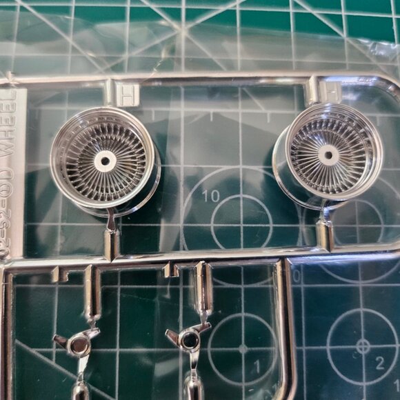 Aoshima 1/24 Wire Wheel Silver Plated 13 Inch Tire & Wheel Set - Picture 2 of 5